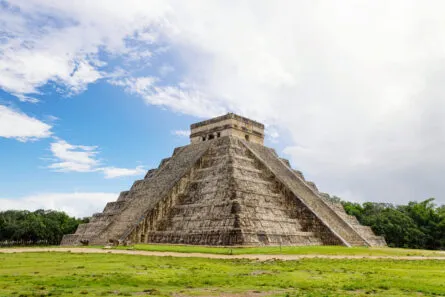 the-mayan-pyramid-in-chichen-itza-mexico-Q8JXFDD-scaled-e1686010640502